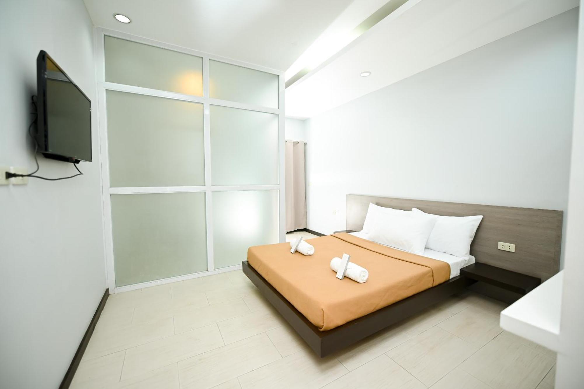 Blue Harbor Hotel Calapan Extérieur photo
