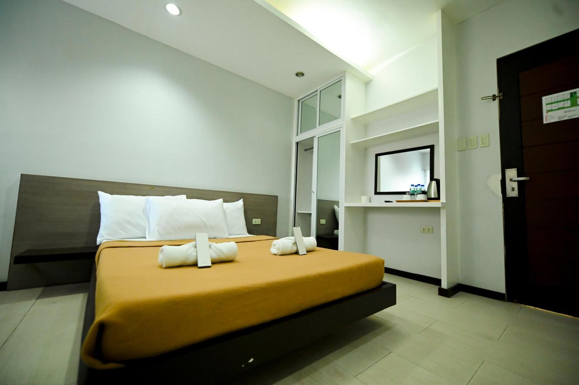 Blue Harbor Hotel Calapan Extérieur photo