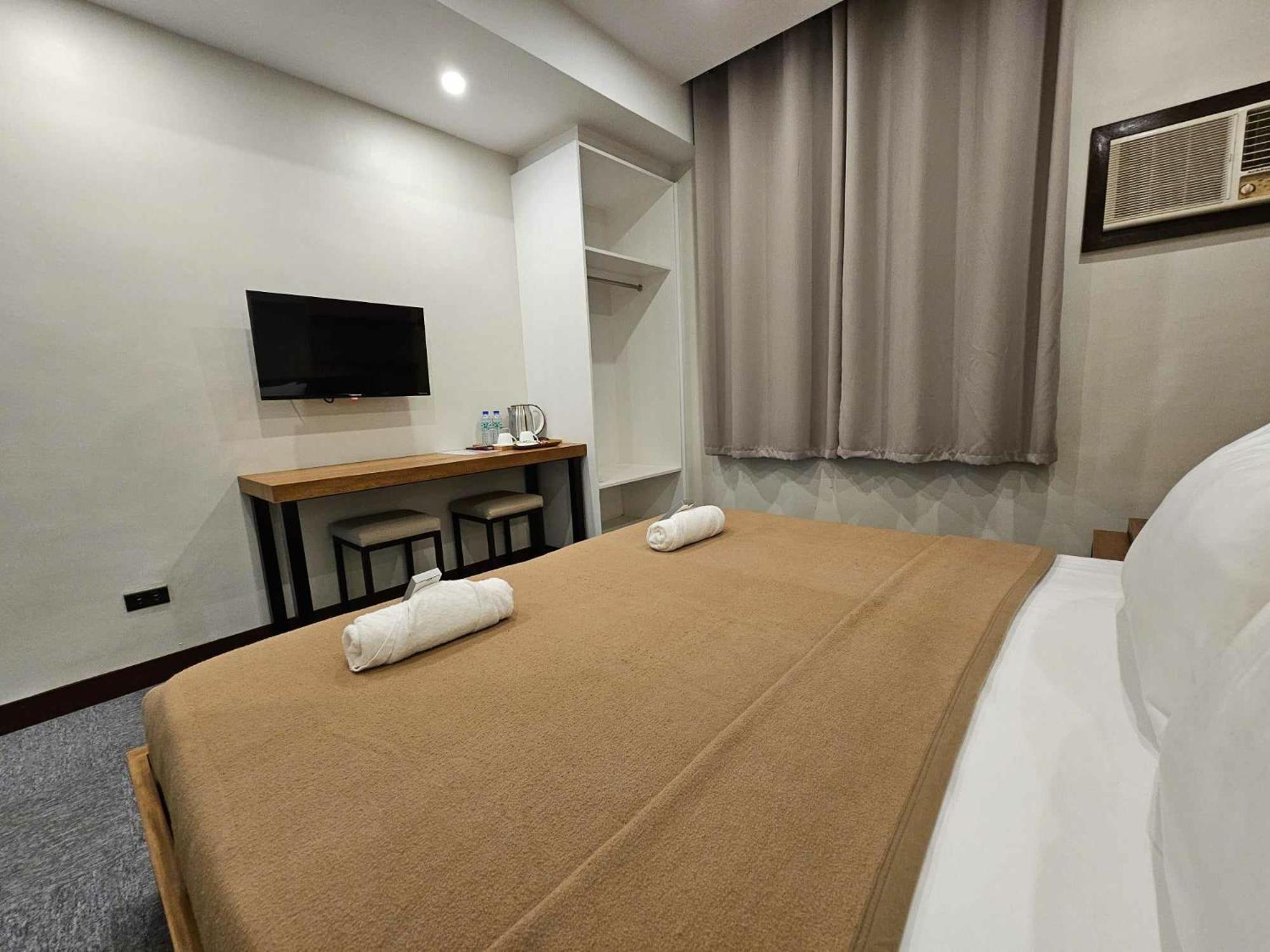 Blue Harbor Hotel Calapan Extérieur photo