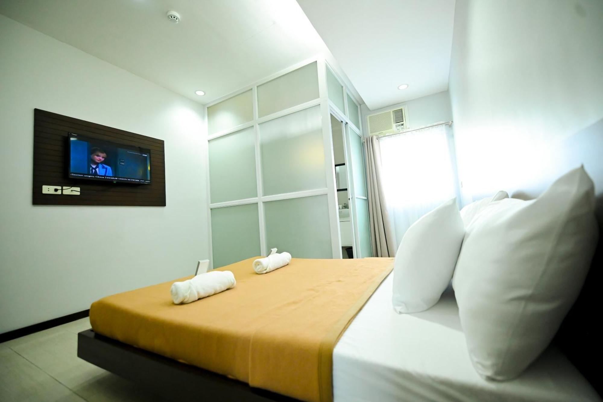 Blue Harbor Hotel Calapan Extérieur photo