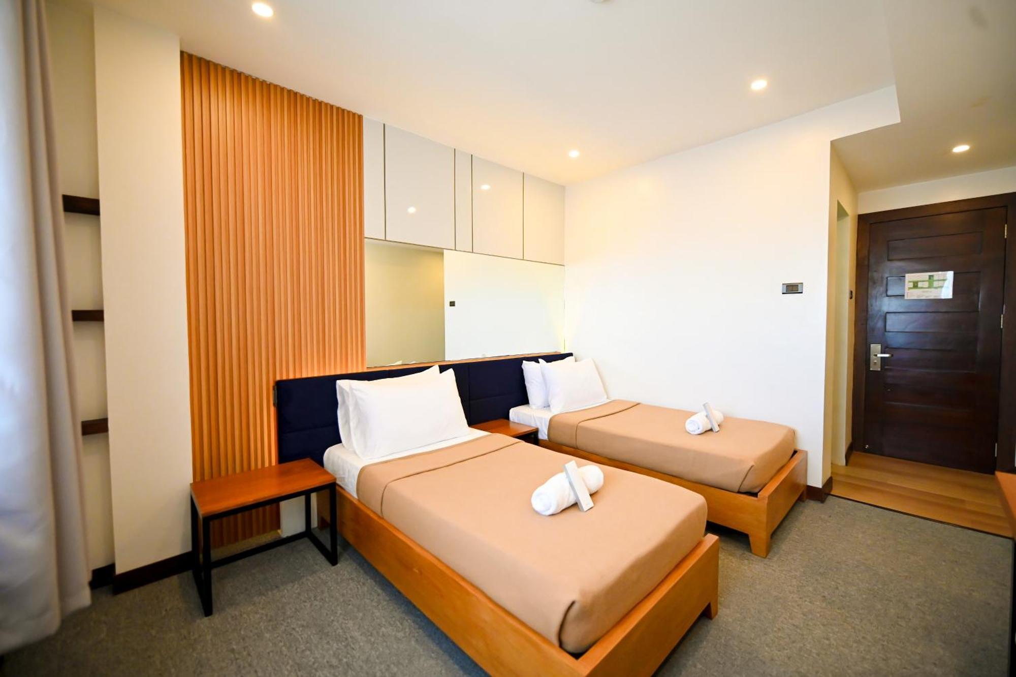 Blue Harbor Hotel Calapan Extérieur photo