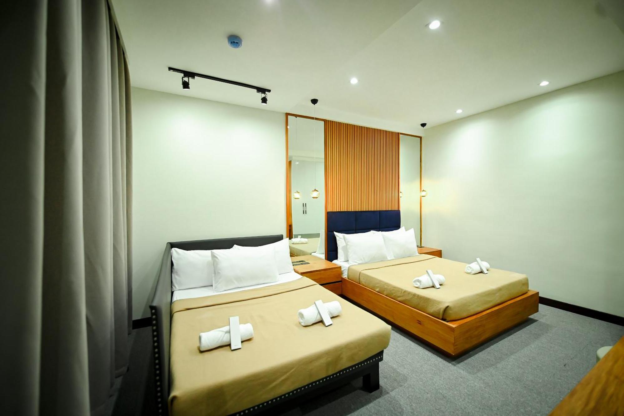 Blue Harbor Hotel Calapan Extérieur photo